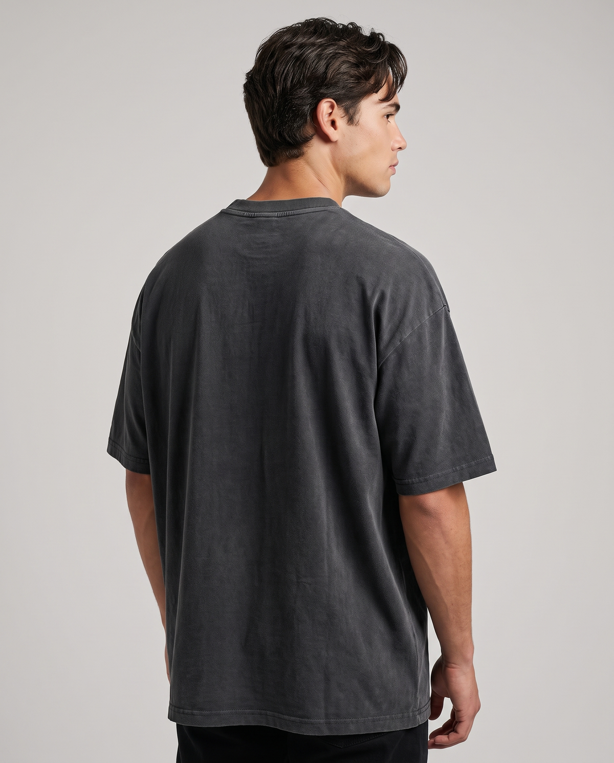 EAZEN Essential Tee – Washed Black – studio – model EAZEN-Vriend