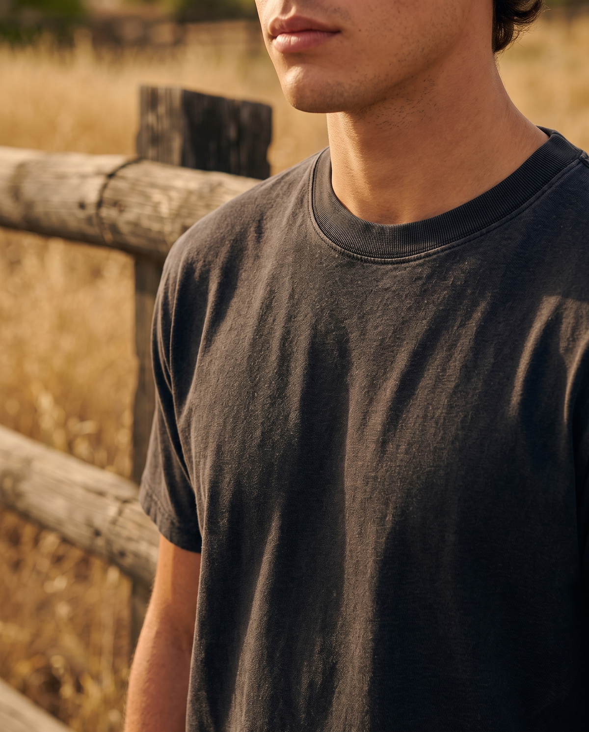 EAZEN Essential Tee – Washed Black – outdoor – model EAZEN-Vriend