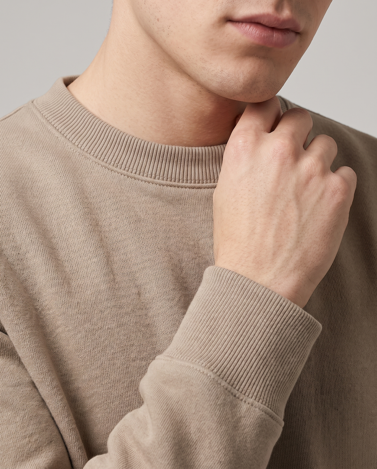 EAZEN Crewneck Sweater – Sand – studio – close-up