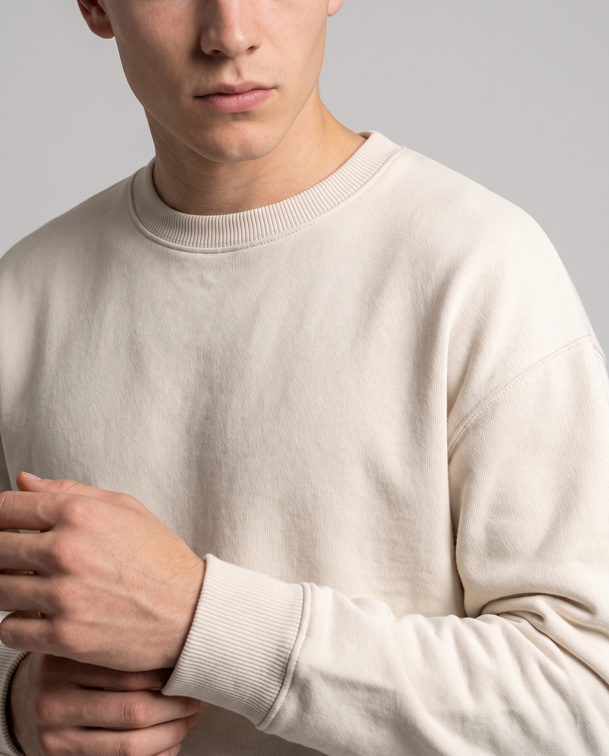 EAZEN Crewneck Sweater – Off White – studio – close-up