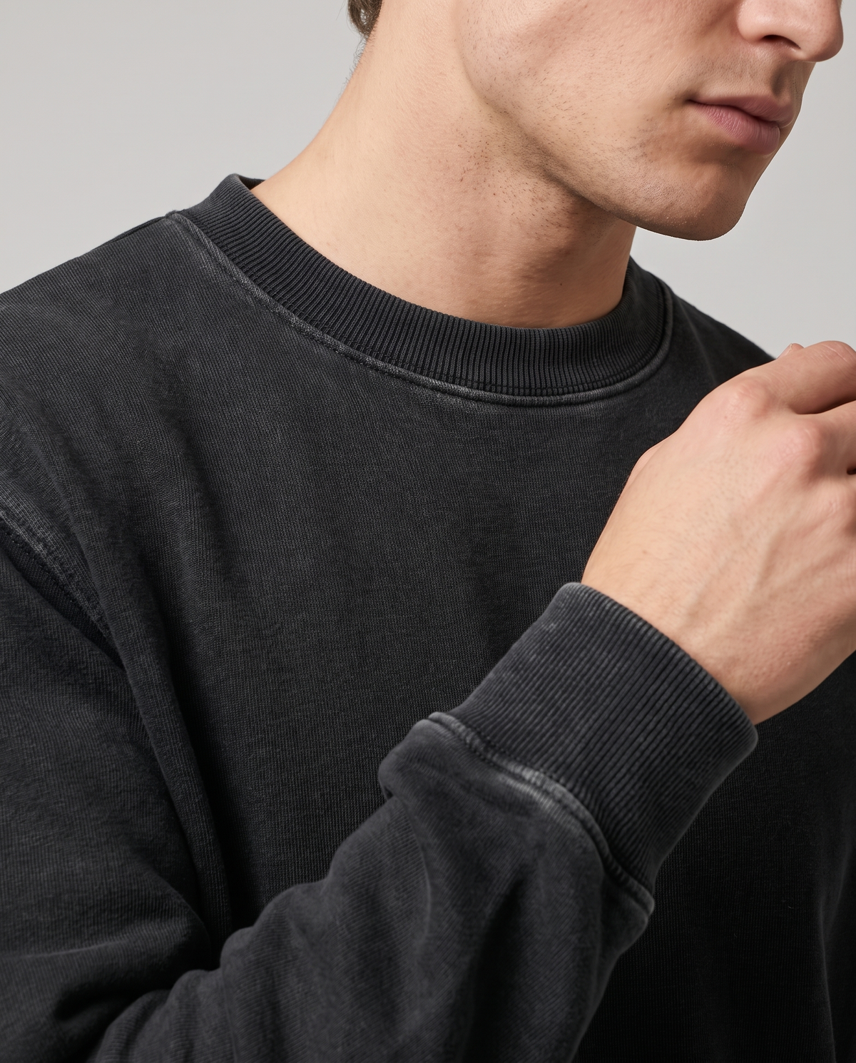 EAZEN Crewneck Sweater – Washed Black – studio – close-up