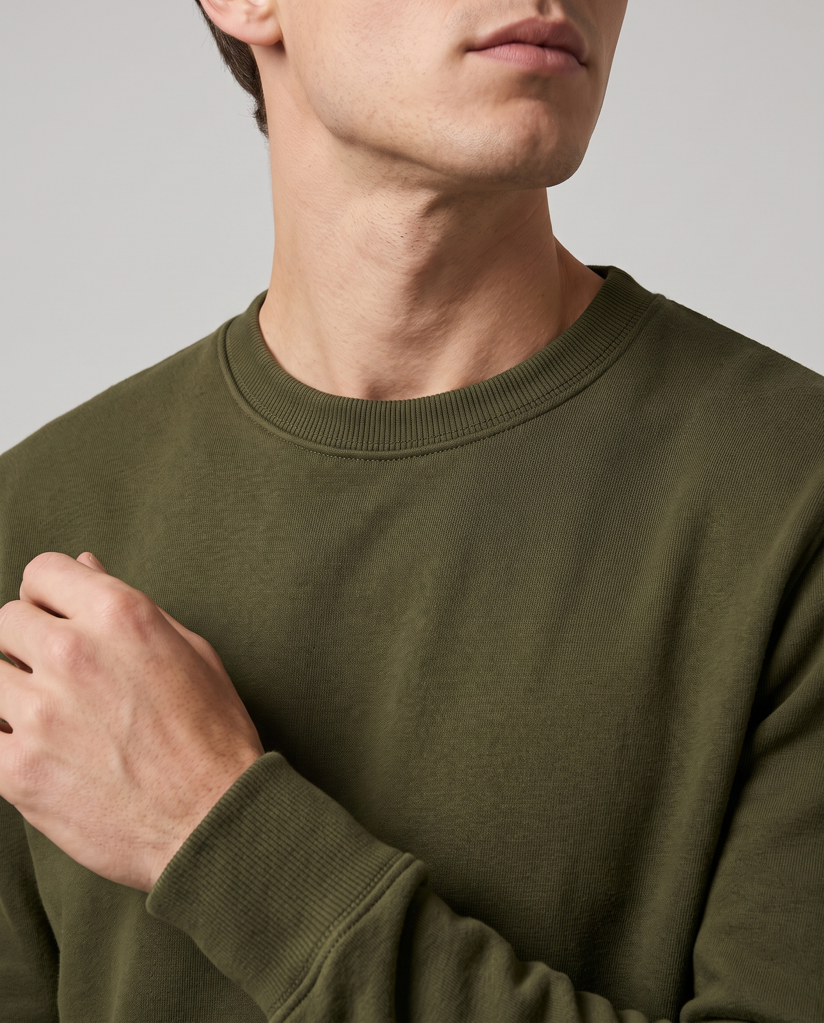 EAZEN Crewneck Sweater – Olive – studio – close-up