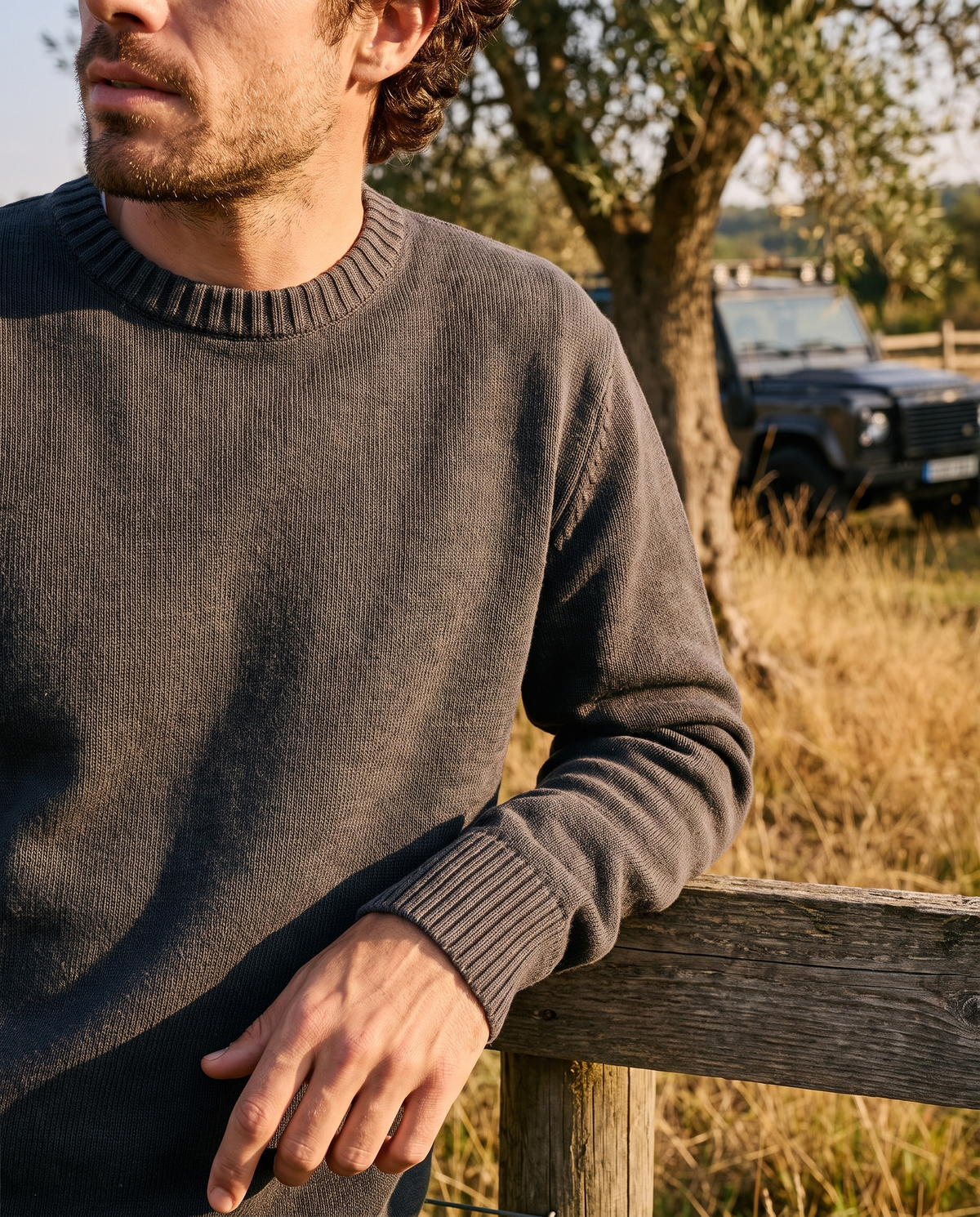 EAZEN Crewneck Sweater – Washed Black – outdoor – close-up