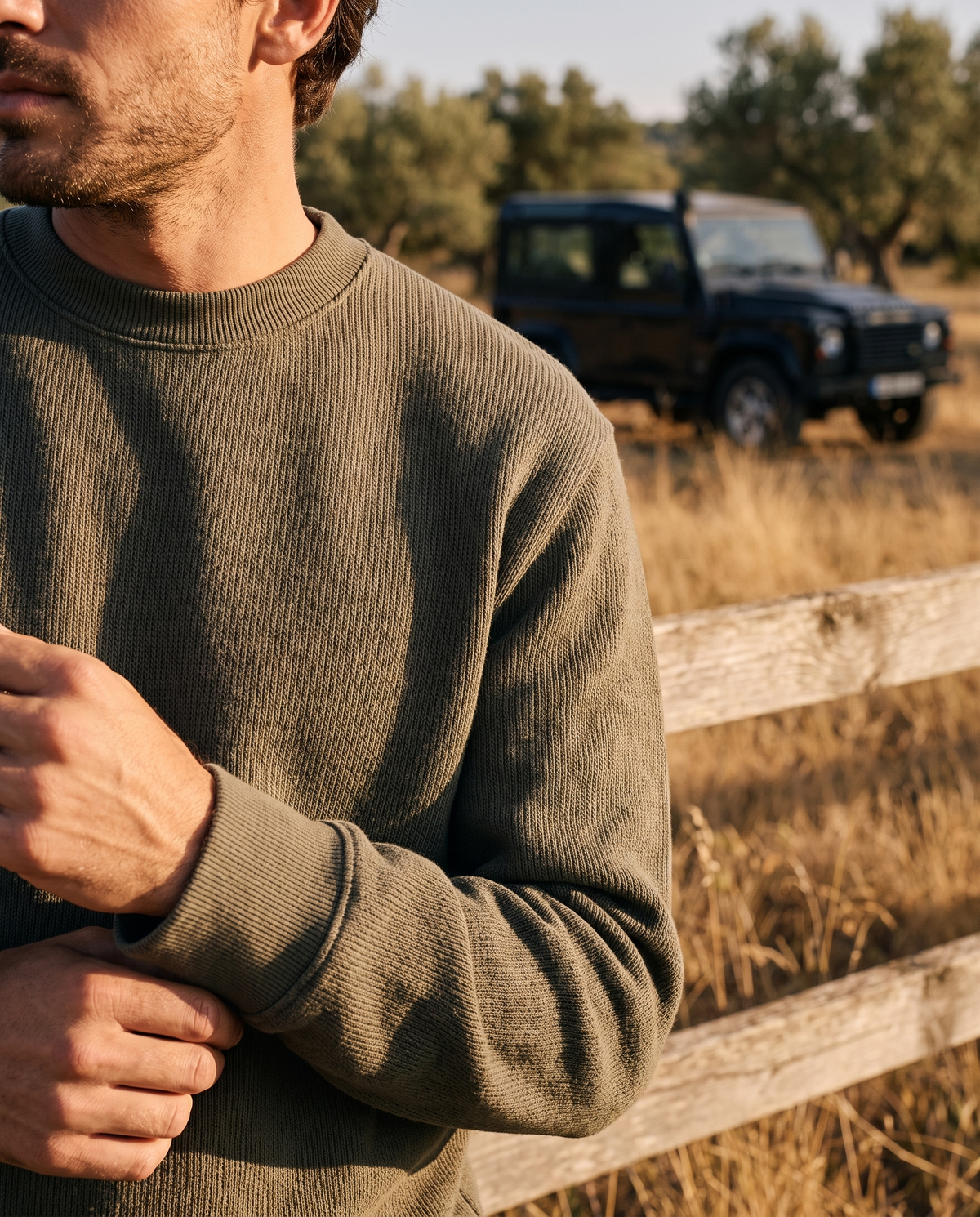 EAZEN Crewneck Sweater – Olive – outdoor – close-up